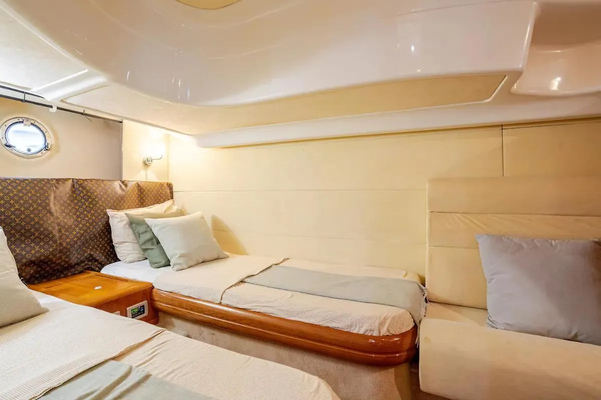 Hotel en barco ✵ SENYER ✵ Duerme en un confortable yate deportivo Sant Adrià de Besòs España