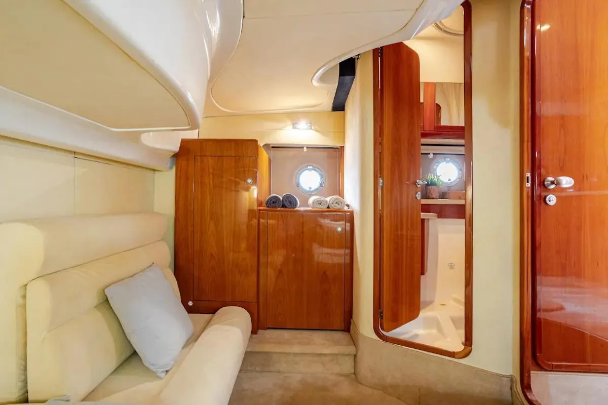 Hotel en barco ✵ SENYER ✵ Duerme en un confortable yate deportivo Sant Adrià de Besòs