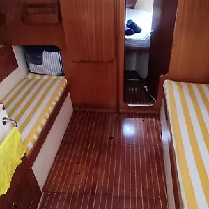 Enjoy Our Sailboat In Barcelona Hotel en barco