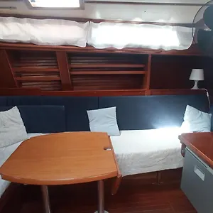 Barcelona Boat Experience Hotel en barco